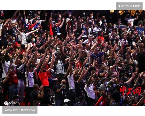 巴黎圣日耳曼球迷赛前燃放烟花，场面壮观